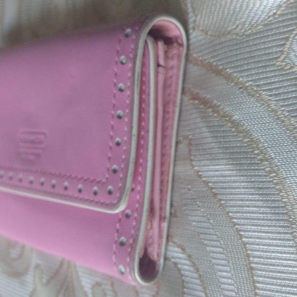 Coach Pink Leather Trifold Wallet With Snap. Decorative Edges - Picture 3 of 11